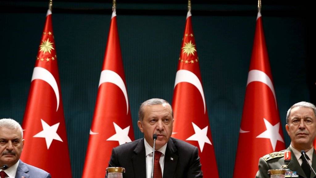 Die türkische Regierung verschärft die Ausreisekontrollen - damit soll verhindert werden, dass am Putschversuch beteiligte ausreisen.
