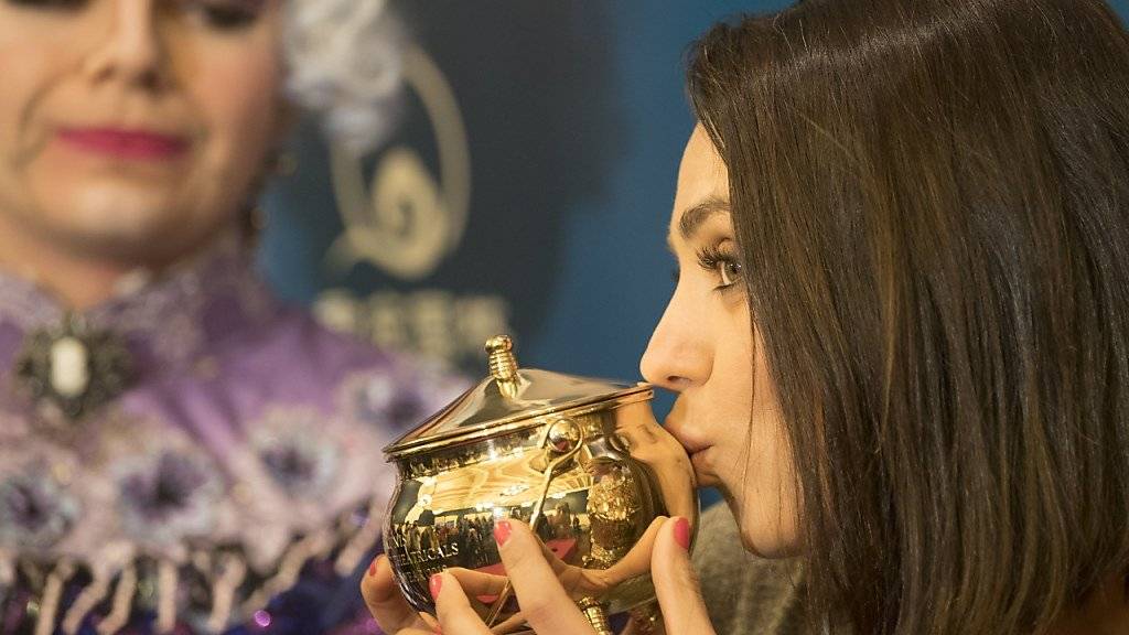 Mila Kunis küsst den goldenen Puddingtopf: Der «Hasty Pudding»-Preis wird jährlich von der Theatergruppe der renommierten Harvard-Universität für Personen aus der Unterhaltung verliehen.