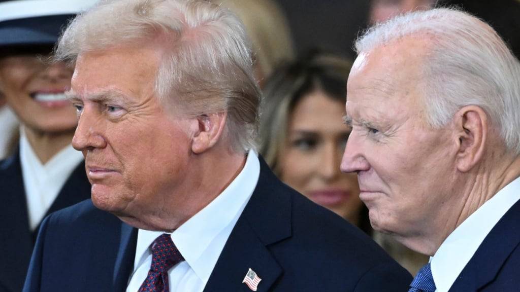 ARCHIV - Joe Biden (rechts) und Donald Trump vor dessen Amtseinführung im Januar 2025 in der Rotunde des US-Kapitols in Washington. Foto: Saul Loeb/POOL AFP/AP/dpa/Archivbil
