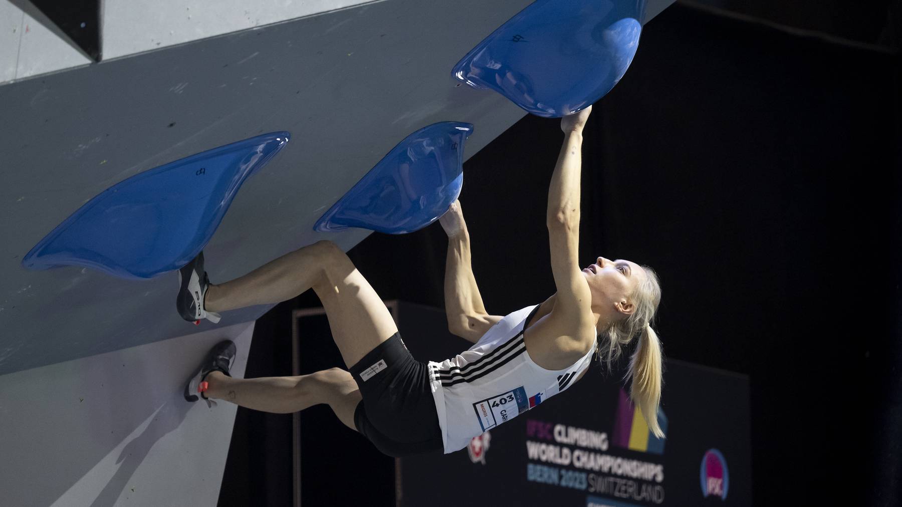 Janja Garnbret aus Slovenien an im Boulder-Finale der Frauen an der Weltmeisterschaft in Bern 2023.