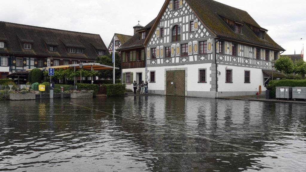 Landesweit befinden sich rund 270'000 Gebäude in Zonen mit geringer bis grosser Gefahr. Im Bild ein Bodensee-Hochwasser in Ermatingen TG. (Archivbild)