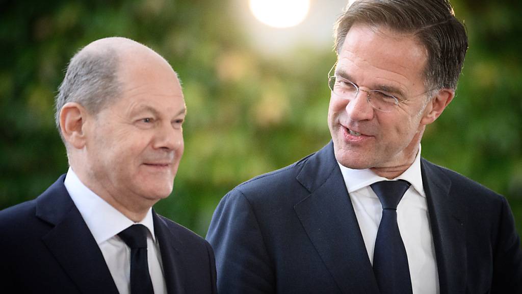 ARCHIV - Mark Rutte (R), Nato-Generalsekretär, wird von Bundeskanzler Olaf Scholz (SPD) bei seinem Antrittsbesuch mit militärischen Ehren vor dem Bundeskanzleramt begrüßt. Der ehemalige Ministerpräsident der Niederlande ist seit Oktober 2024 neuer NATO-Generalsekretär. Foto: Bernd von Jutrczenka/dpa