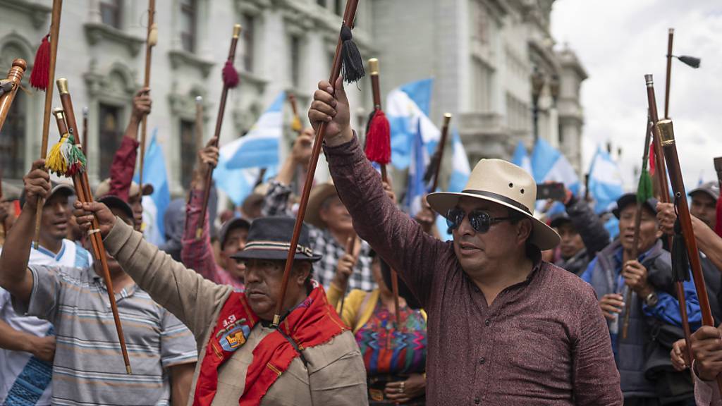 Indigene aus den westlichen Gemeinden demonstrieren am zweiten Tag eines landesweiten Streiks am Verfassungsplatz in Guatemala-Stadt. Foto: Santiago Billy/AP/dpa