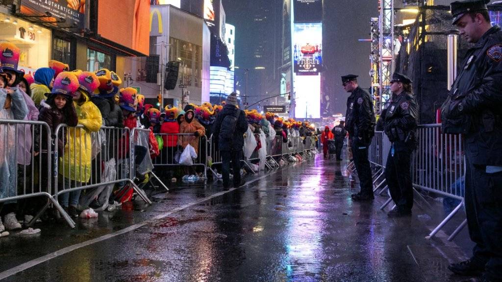 Am New Yorker Times Square mussten die Besucher bei Regen auf den Beginn des Jahres 2019 warten.