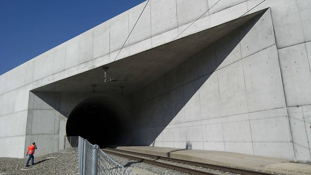 Auf schweizerischem Terrain (im Bild der Lötschbergtunnel) können Güterzüge mit Ladungen von vier Metern Eckhöhe bereits verkehren - nun zieht Italien mit dem Ausbau nach.