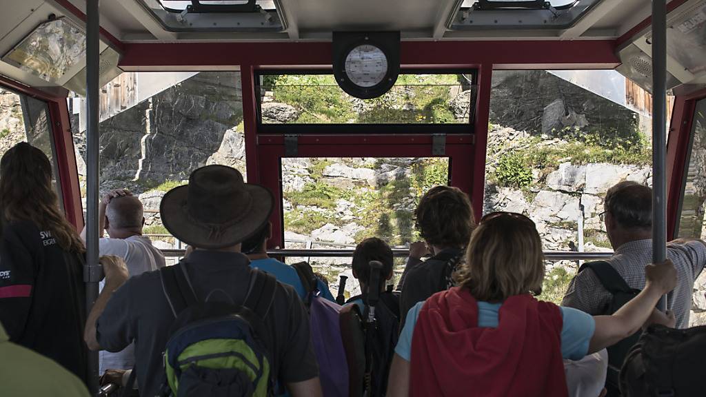 Touristen auf dem Weg aufs Schilthorn. Die Bergbahn hat im vergangenen Geschäftsjahr Umsatz und Besucherzahlen steigern können. (Archivbild)