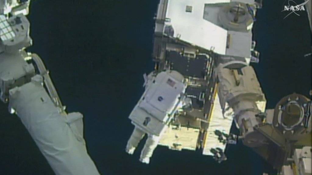 Peggy Whitson ausserhalb der ISS: Ausseneinsätze im Weltall sind alles andere als ein «Weltraumspaziergang», sondern eine schwere Belastung für die Astronauten.