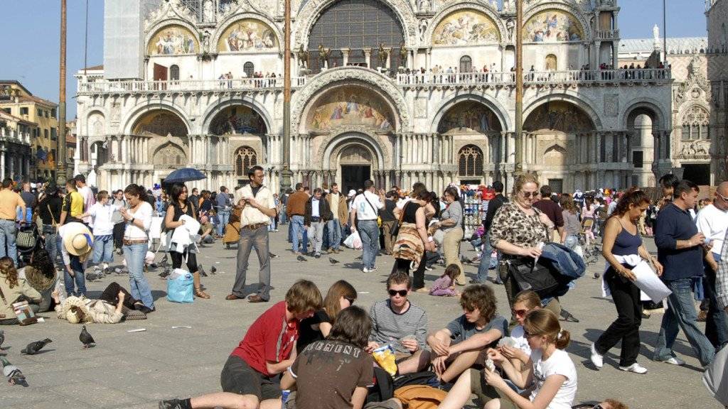Wegen der Massen an Touristen will Venedig Personenzähler testen. (Archiv)