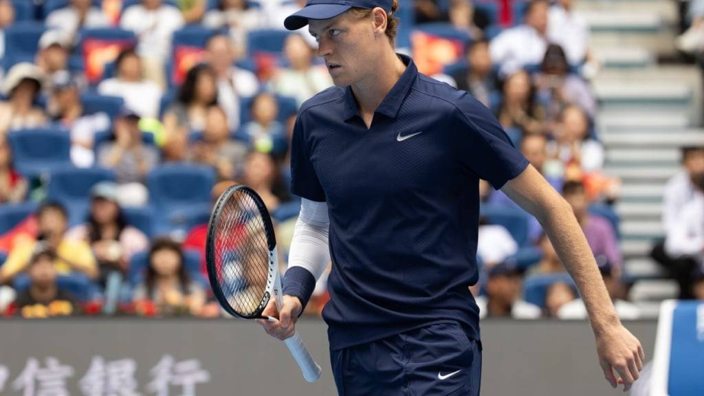 Jannik Sinner feiert in Peking nach dem Australian Open und Wimbledon seinen dritten Turniersieg in dieser Saison