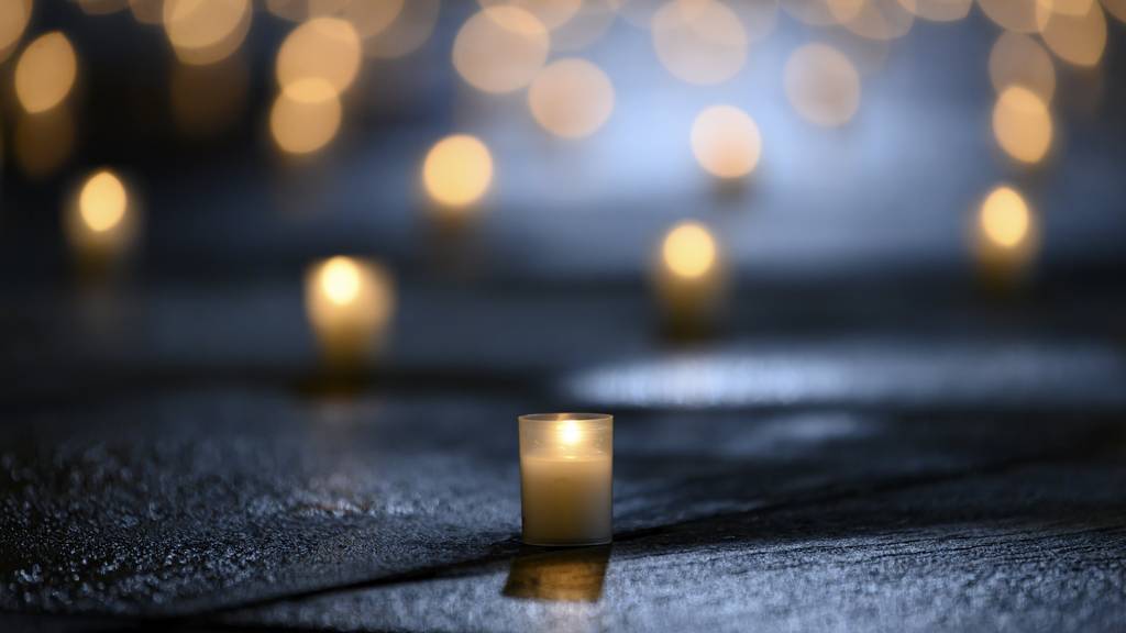 Erneut sind in den letzten 24 Stunden 92 Menschen in Zusammenhang mit einer Coronainfektion gestorben. Im Bild: Kerzen auf dem Bundesplatz in Bern.