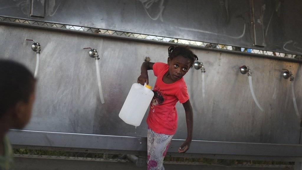 Ein palästinensisches Mädchen trägt in einem Flüchtlingscamp in Rafah einen Kanister mit Wasser. Im von Israel blockierten Gazastreifen stehe eine Krise bei der Wasserversorgung und der sanitären Lage kurz bevor, warnt die Hilfsorganisation Oxfam. (Archiv)