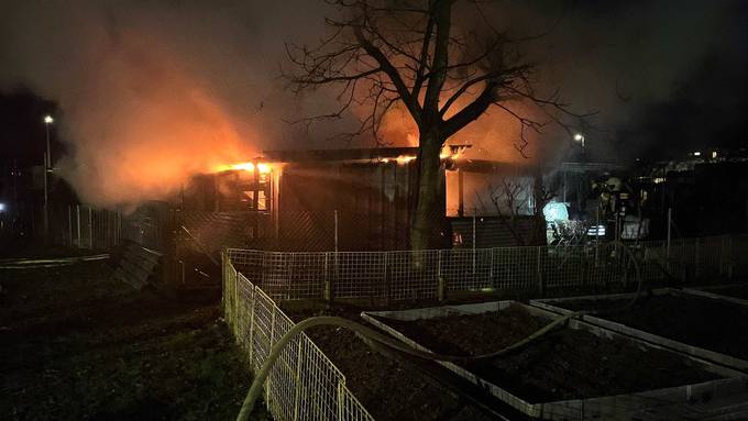 Gartenhäuschen in Vollbrand – Feuerwehr musste ausrücken