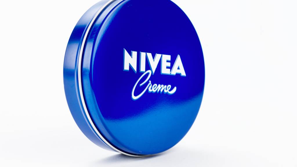 Die Eidgenössische Wettbewerbskommission Weko leitet eine Untersuchung gegen Beiersdorf ein. Der deutsche Konzern soll der Migros den Bezug von Nivea-Produkten zu gleichen Konditionen wie im Ausland verweigert haben. (Archivbild)
