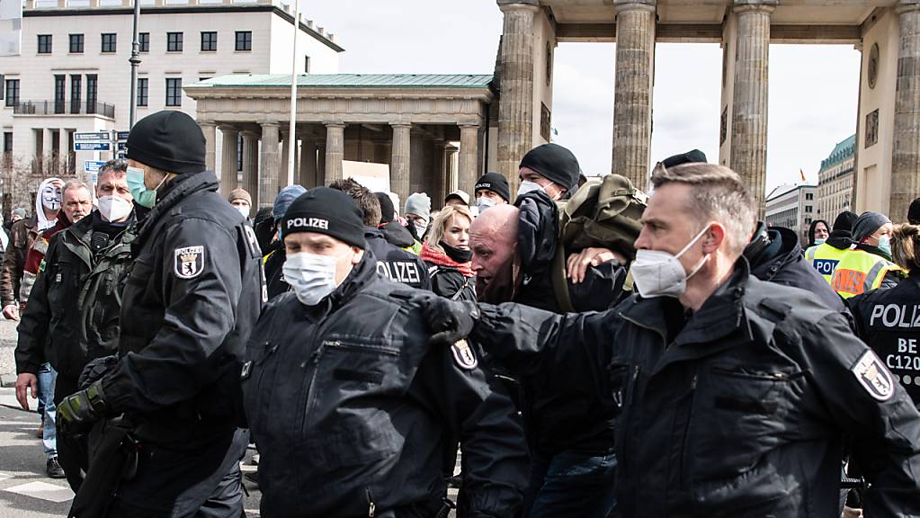 Ein Teilnehmer an einer Demonstration von Rechtsextremisten und sogenannten Reichsbürgern wird von der Polizei am Brandenburger Tor festgenommen.