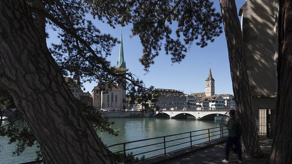 Der Limmatquai mit der Fraumünsterkirche am anderen Ufer des Flusses. (Archivbild)