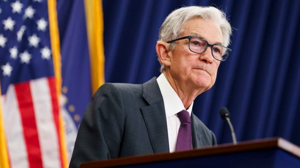Die US-Notenbank Fed senkt den Leitzins wie erwartet um 25 Basispunkte. Die Geldhüter um Fed-Chef Jerome Powell reduzieren damit das Zinsniveau erstmals seit Ende 2024 wieder.(Archivbild)