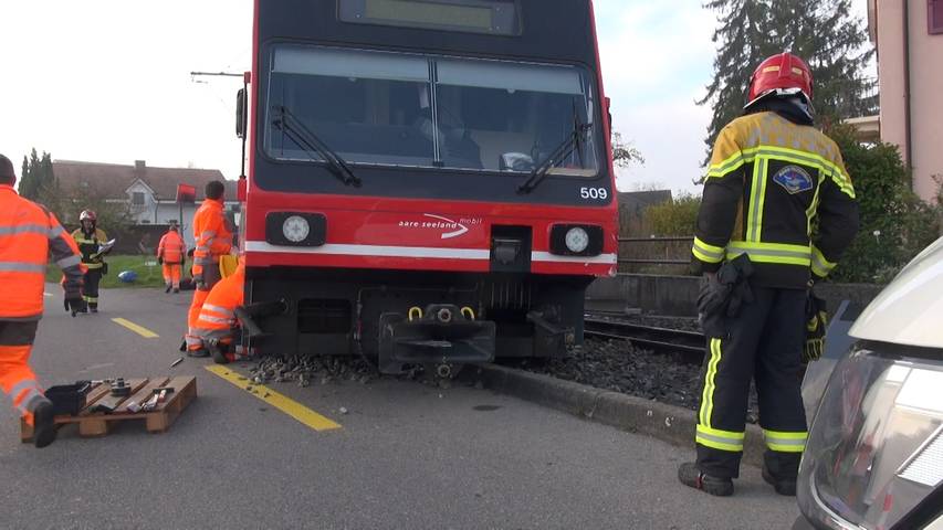 Gerolfingen (BE): Zug entgleist nach Zusammenstoss mit Auto