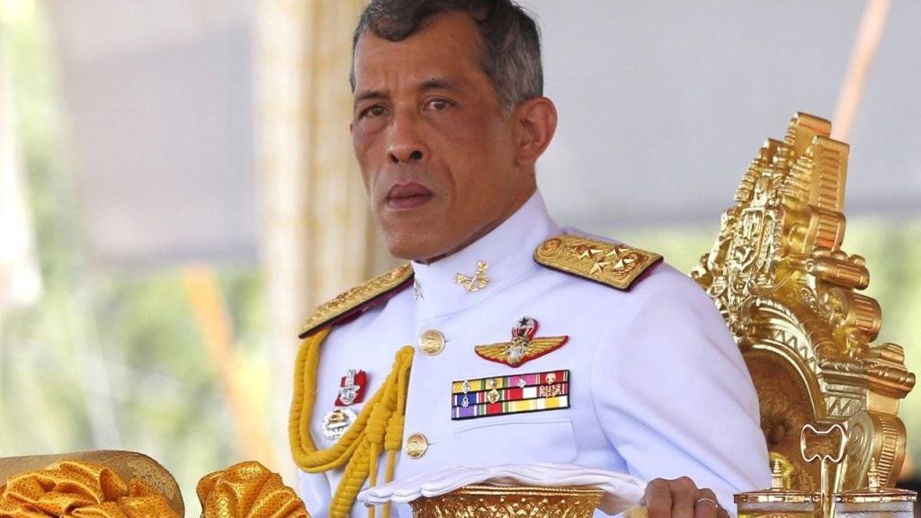 Ohne Pomp hat Kronprinz Vajiralongkorn bei formell die Thronfolge angetreten.