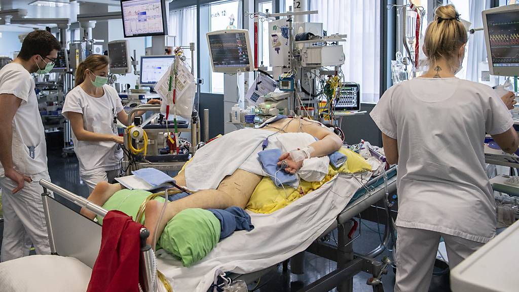 Pflegepersonal im Berner Insel-Spital kümmern sich auf einer Intensivstation um einen Covid-Patienten. (Archivbild)