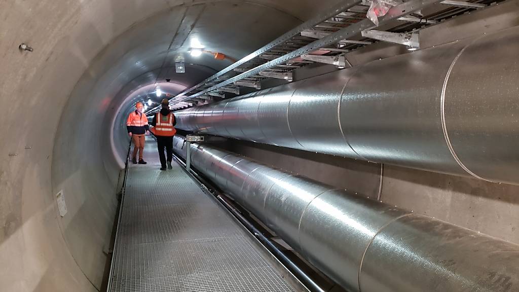 Für die über sechs Kilometer lange Verbindungsleitung wurde ein neuer Tunnel gebaut. Die Stadt Zürich will mit dem Ausbau der Fernwärme Öl- und Gasheizungen reduzieren.
