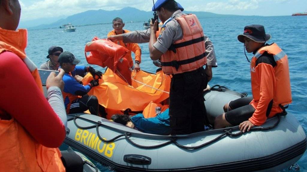 Rettungskräfte im Einsatz in der Bali-Strasse. Beim Fährunglück in der Meerenge zwischen Bali und Java starben mindestens vier Menschen