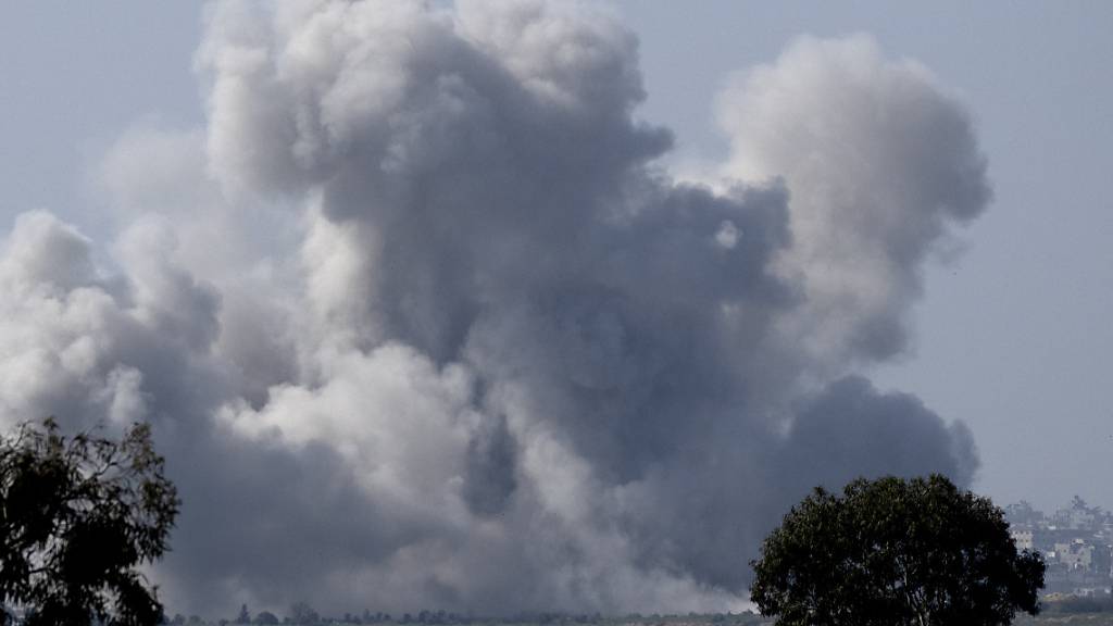 Rauch steigt nach einem israelischen Bombardement im Gazastreifen auf. Foto: Maya Alleruzzo/AP/dpa