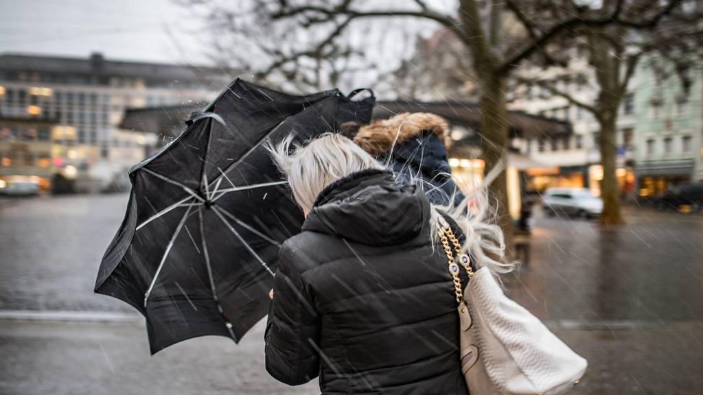 Auch am Donnerstag sollte man seinen Regenschirm besser gut festhalten: Sturmtief «Tomris» zieht auf.