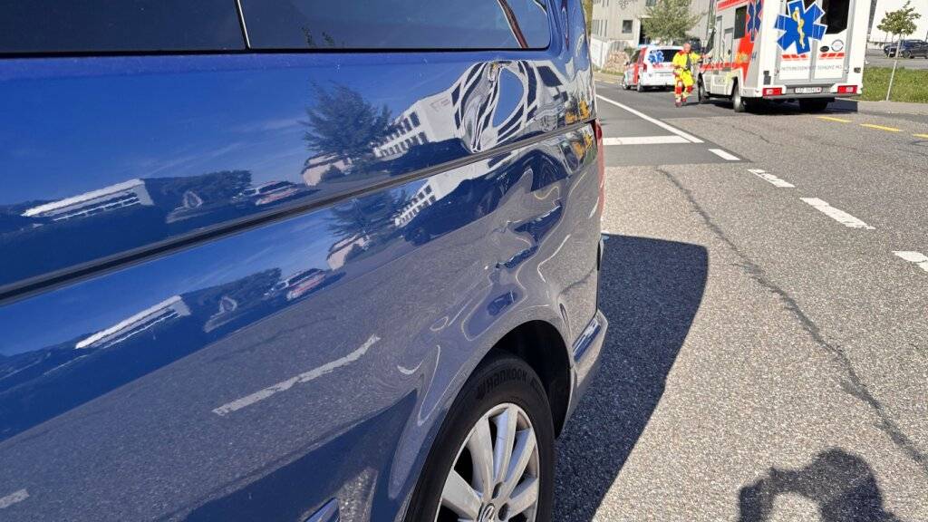 Velofahrer nach Kollision mit Auto in Oberarth SZ schwer verletzt