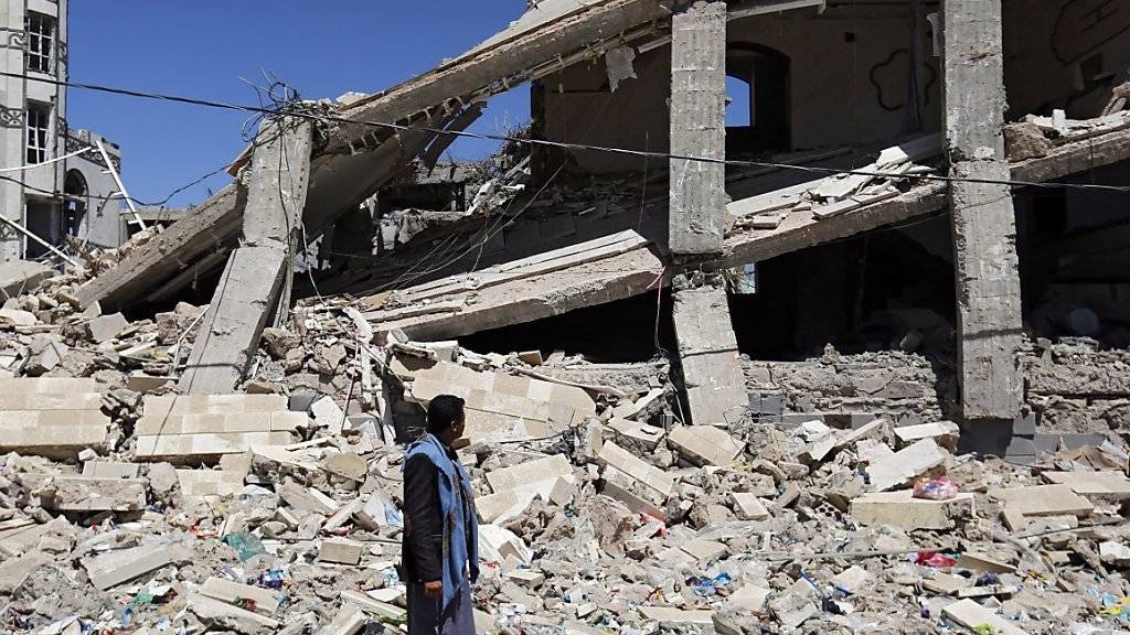 Trümmer in der Jemens Hauptstadt Sanaa nach einem saudi-arabischen Luftschlag: Bei den umstrittenen Luftangriffen sollen schon tausende Zivilisten umgekommen sein. Westliche Länder sollen deshalb auf Rüstungsgeschäfte mit Saudi-Arabien verzichten, fordert HRW. (Archivbild)