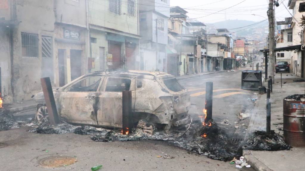 dpatopbilder - Ein brennendes Auto blockiert eine Straße in Rio de Janeiro. Foto: Jose Lucena/TheNEWS2 via ZUMA Press Wire/dpa