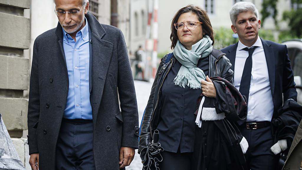 Tariq Ramadan (links) mit seiner Anwältin Yaël Hayat (Mitte) und seinem Anwalt Guerric Canonica (rechts) vor dem Gerichtsgebäude in Genf.