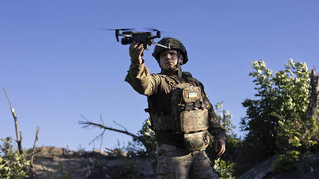 Ein ukrainischer Soldat startet an der Frontlinie bei Bachmut eine Drohne. Foto: Alex Babenko/AP/dpa