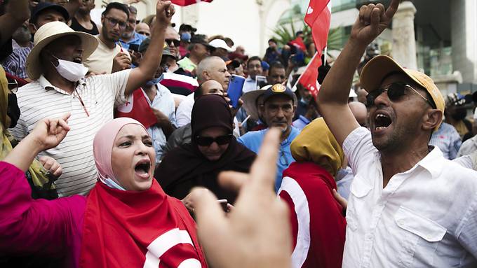 Tausende Tunesier demonstrieren gegen Präsident Saied