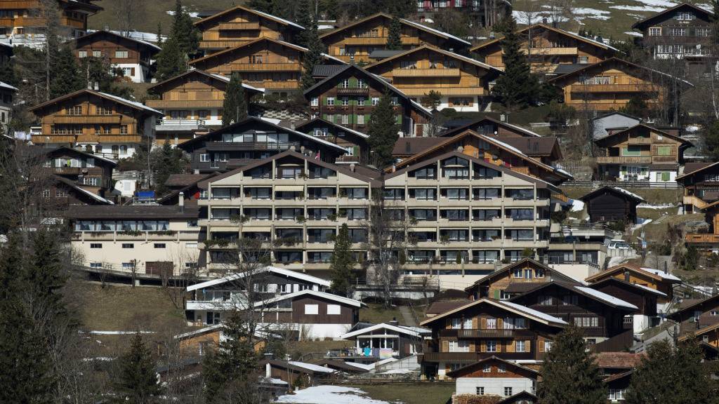 Zum Beispiel Adelboden im Berner Oberland: Nicht immer ist es für Saisonarbeitskräfte einfach, eine geeignete Wohnung zu finden. Gemäss einer Studie braucht es gemeinsame Anstrengungen, um Abhilfe zu schaffen. (Archivbild)
