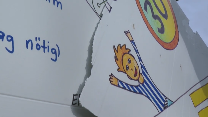 Von Kindern gemalt: Unbekannte zerstören Abstimmungsplakate für Tempo 30