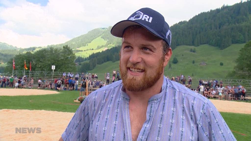 Matthias Aeschbacher triumphiert am Schwarzsee-Schwinget