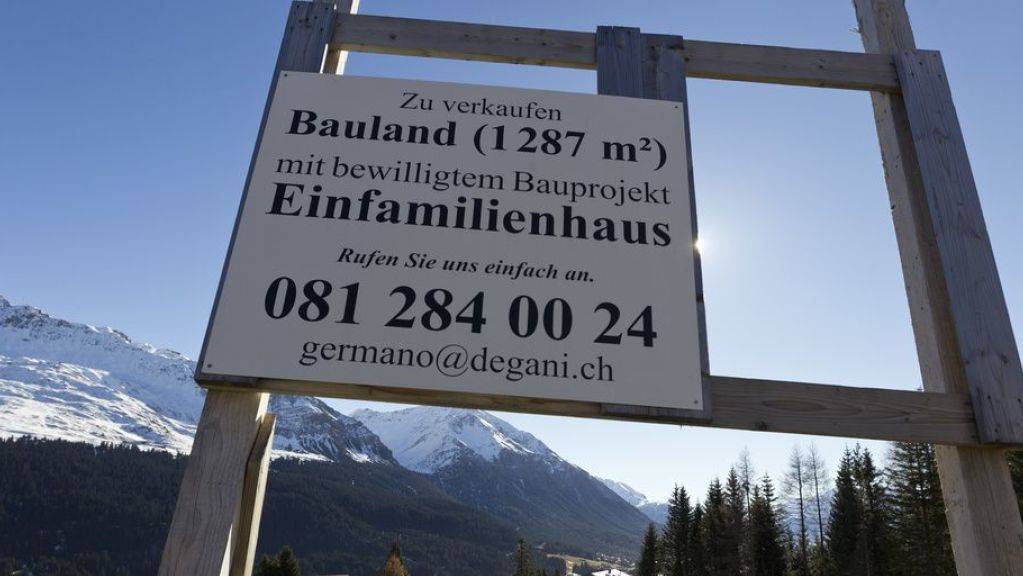 Die Schweizer Bevölkerung lebt gern geräumig - sofern sie es sich leisten kann. Eine Million der 1,75 Millionen Gebäude mit Wohnnutzung sind Einfamilienhäuser.  Im Schnitt residieren 12,5 Mal mehr Schweizer Haushalte in Einfamilienhäusern als ausländische. (Symbolbild)