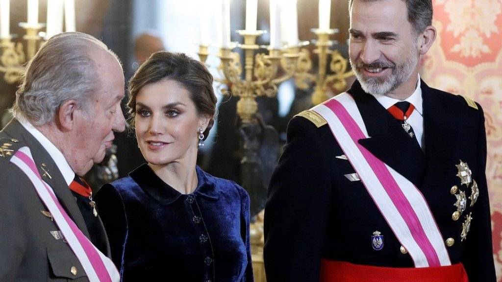 In Paradeuniform: Der spanische König Felipe VI. (r.) und seine Frau Letizia mit Felipes Vater Juan Carlos (l.) während der traditionellen Militärzeremonie zum neuen Jahr in Madrid.