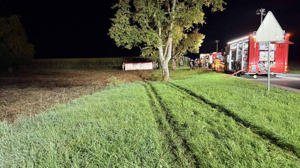 Ein Jagdaufseher entdeckte den Unfallwagen am Rand eines Maisfeldes.