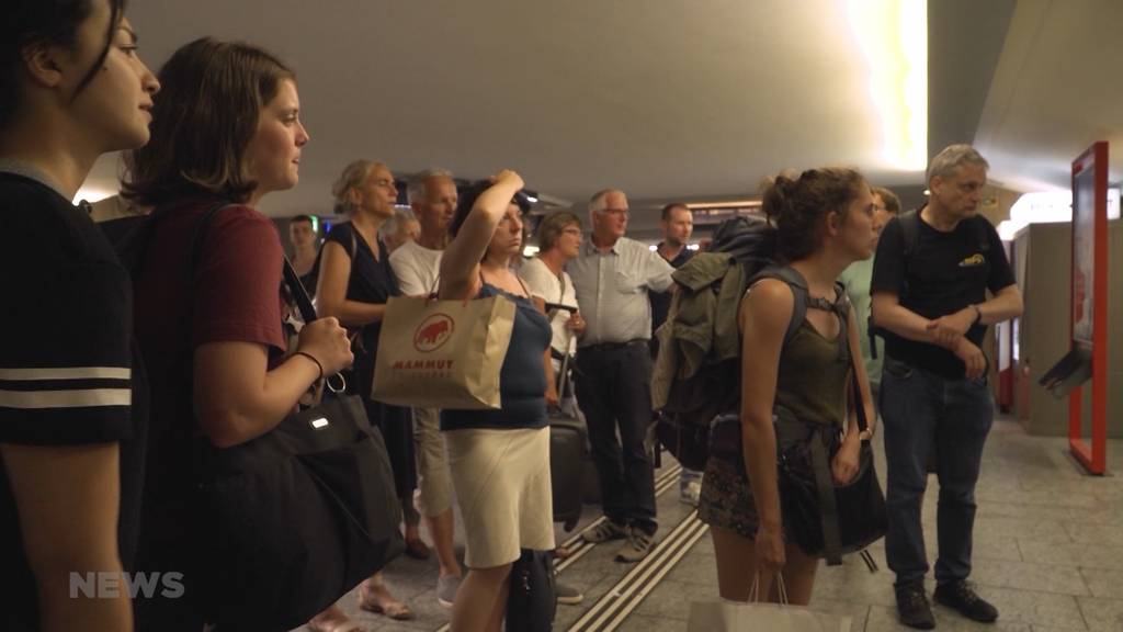 Tausende Pendler am Bahnhof Bern warten Stunden