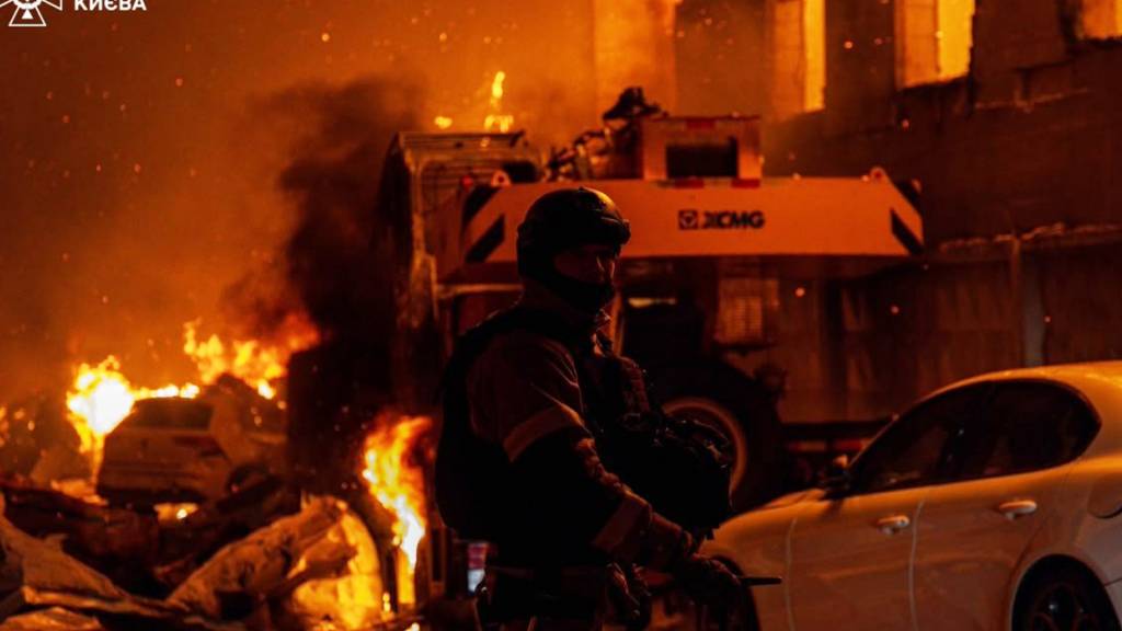 dpatopbilder - HANDOUT - Auf diesem vom ukrainischen Rettungsdienst via AP zur Verfügung gestellten Foto sind Rettungskräfte zu sehen, die nach einem russischen Luftangriff in Kiew einen Brand löschen. Foto: Uncredited/Ukrainian Emergency Service via AP/dpa