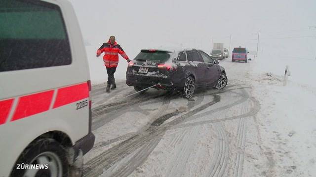 Schnee verursacht Verkehrschaos im Frühling