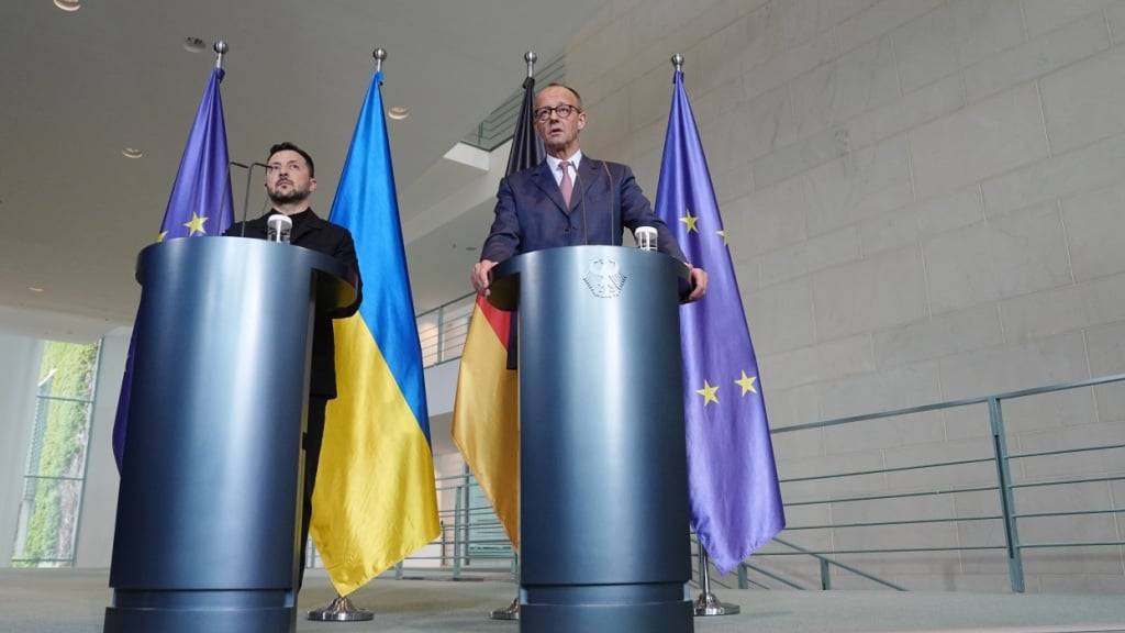 Wolodymyr Selenskyj (l), Präsident der Ukraine, und Bundeskanzler Friedrich Merz (CDU) geben im Bundeskanzleramt nach einem Treffen eine Pressekonferenz. Der ukrainische Präsident Selenskyj ist zu einem eintägigen Besuch in der deutschen Hauptstadt. Foto: Kay Nietfeld/dpa