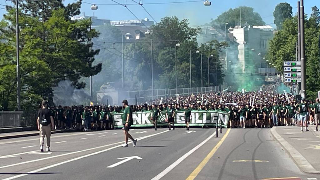 Die St. Galler Fussballfans im Anmarsch aufs Berner Wankdorf.