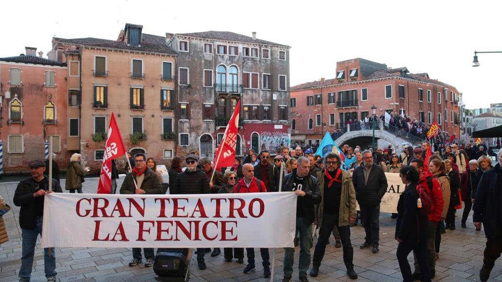 Protestaktion gegen die Ernennung von Beatrice Venezi zur Musikdirektorin des Opernhauses La Fenice in Venedig. (Archivbild)