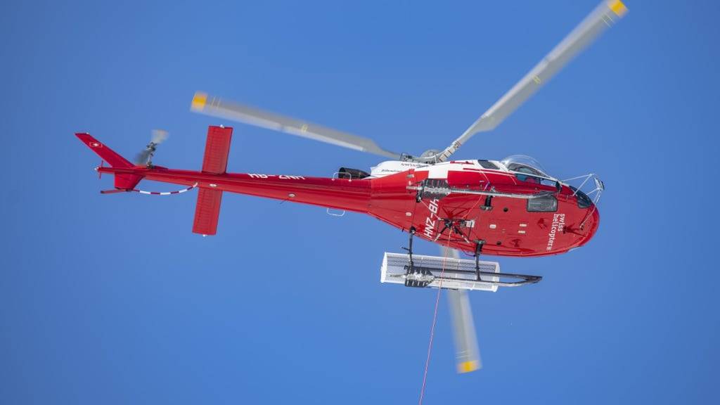 Die Rega brachte den beim Unfall in Brunnen SZ erheblich verletzten Gleitschirmpiloten in ein ausserkantonales Spital. (Symbolbild)