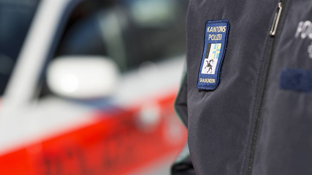 Die Kantonspolizei Graubünden rückte am Dienstagmorgen zu einem Arbeitsunfall in Rothenbrunnen aus. (Archivbild)