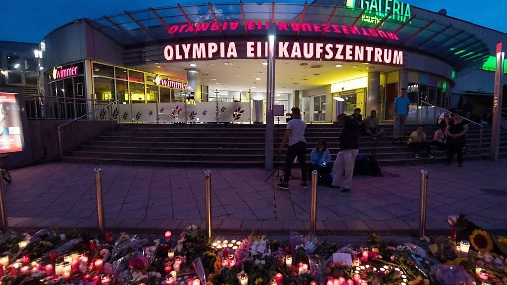 Blumen und Kerzen vor dem Münchner Einkaufszentrum, in dem der Amokläufer um sich schoss. (Archiv)