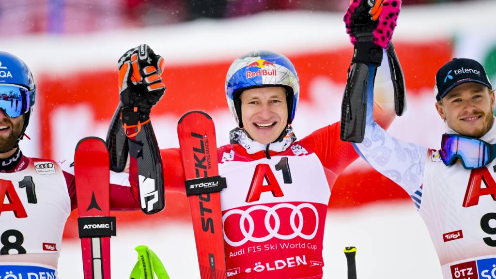 Marco Odermatt (Mitte) gewinnt den Riesenslalom in Sölden vor Marco Schwarz (links) und Atle Lie McGrath