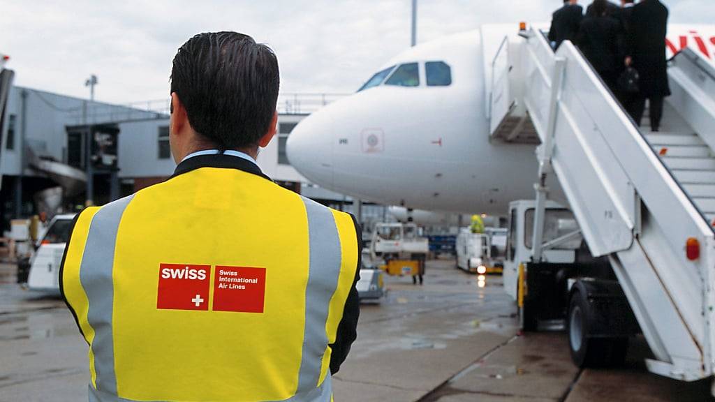Die Swiss hat für ihr Bodenpersonal einseitig Lohnmassnahmen angekündigt. (Archivbild)